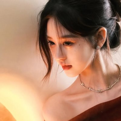 空房间里的女人